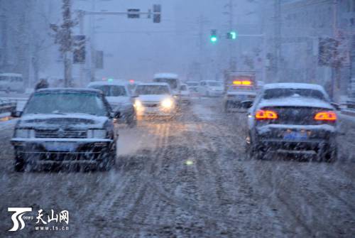 新疆塔城地區(qū)普降大雪 市民出行受阻