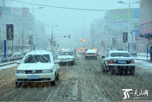 新疆塔城地區(qū)普降大雪 市民出行受阻