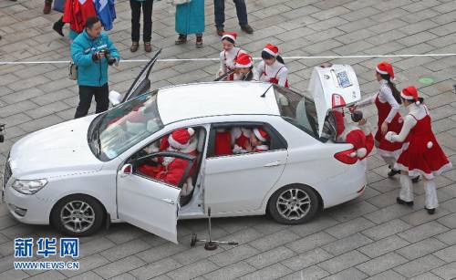 “圣誕老人”參加汽車裝人挑戰(zhàn)賽