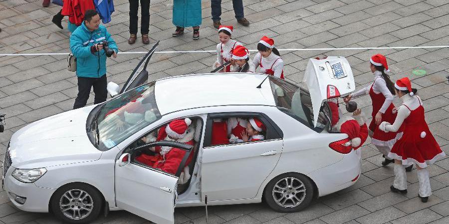 “圣誕老人”參加汽車裝人挑戰(zhàn)賽