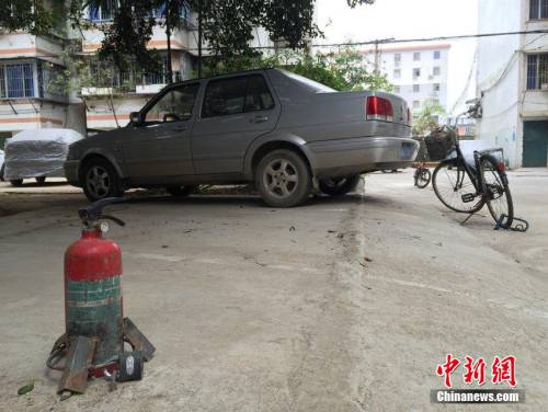 廣西一小區(qū)停車出奇招 業(yè)主私建泊車位