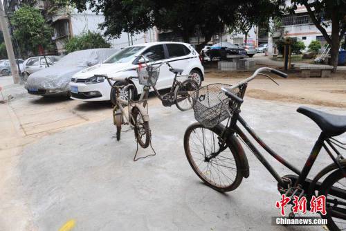 廣西一小區(qū)停車出奇招 業(yè)主私建泊車位