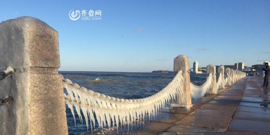 煙臺濱海廣場現(xiàn)冰凌美景 綿延千米