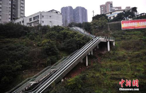 重慶土坡上建自動扶梯 便于市民出行