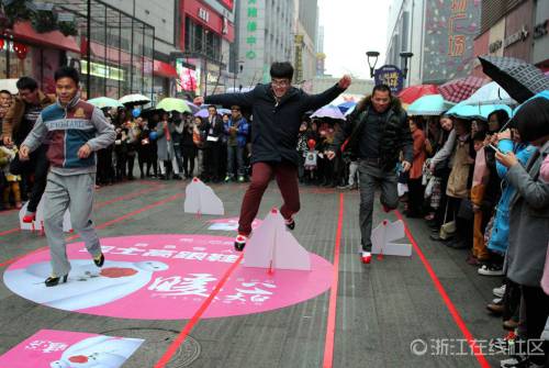 猛男穿高跟鞋賽跑 千姿百態(tài)