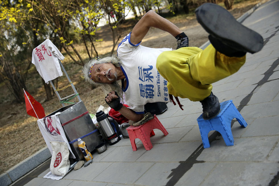 北京80歲“霸氣”老人公園秀功夫