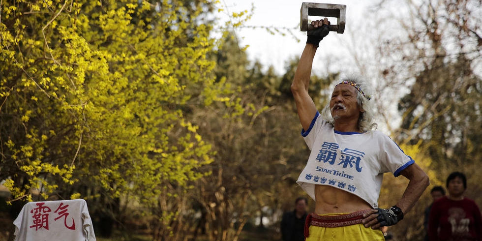 北京80歲“霸氣”老人公園秀功夫