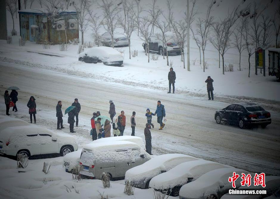 烏魯木齊大雪紛飛30小時(shí) 重回