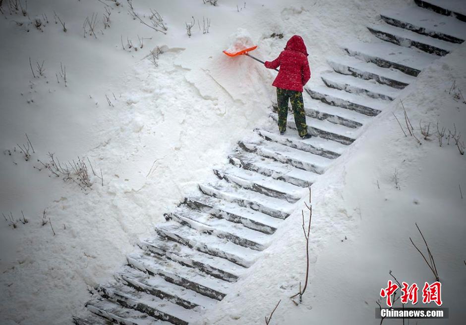 烏魯木齊大雪紛飛30小時(shí) 重回