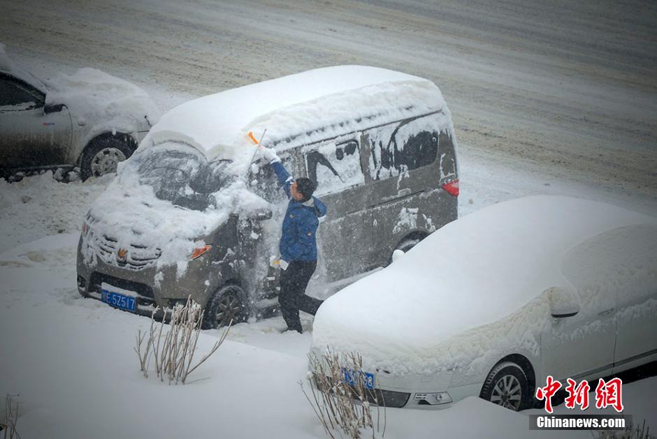 烏魯木齊大雪紛飛30小時(shí) 重回