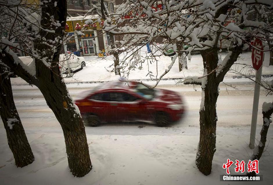 烏魯木齊大雪紛飛30小時(shí) 重回