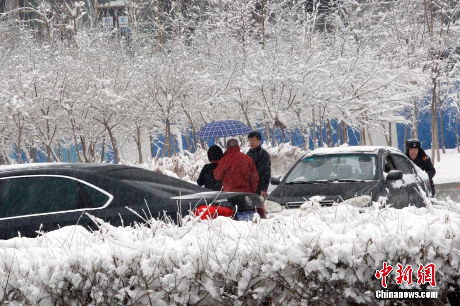 烏魯木齊大雪紛飛30小時(shí) 重回