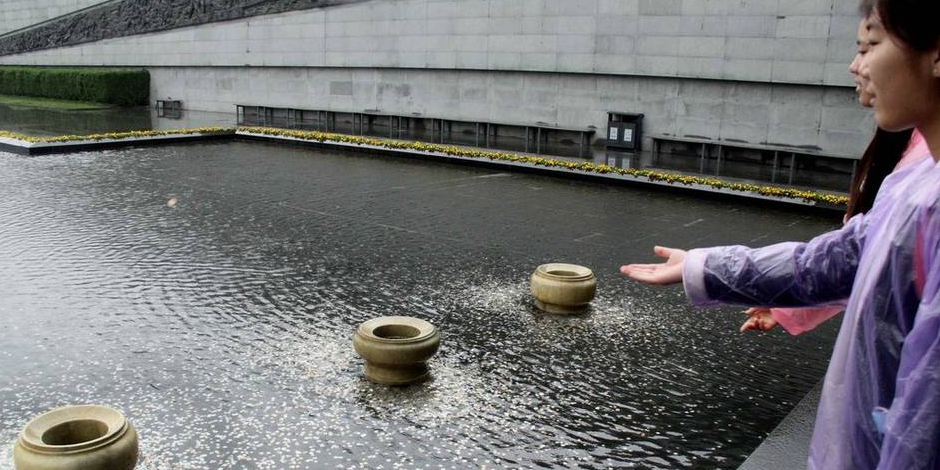 南京大屠殺紀(jì)念館水池成游客“許愿池”