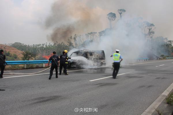 廣西運(yùn)鈔車起火燒毀11箱鈔票