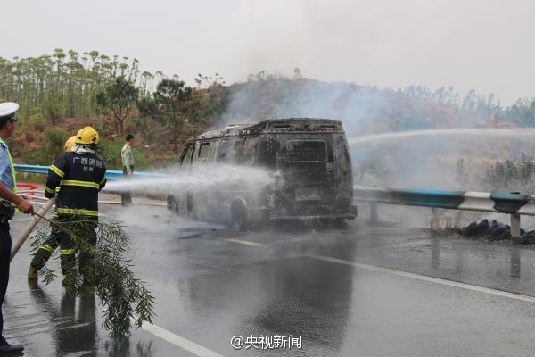 廣西運(yùn)鈔車起火燒毀11箱鈔票