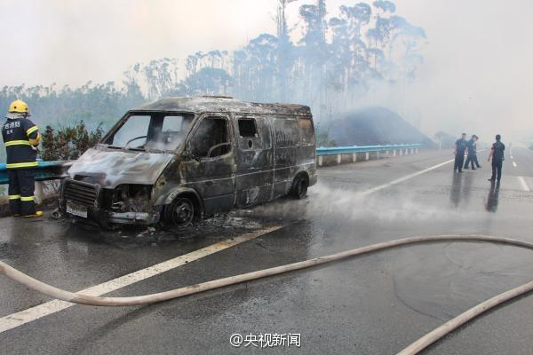 廣西運(yùn)鈔車起火燒毀11箱鈔票