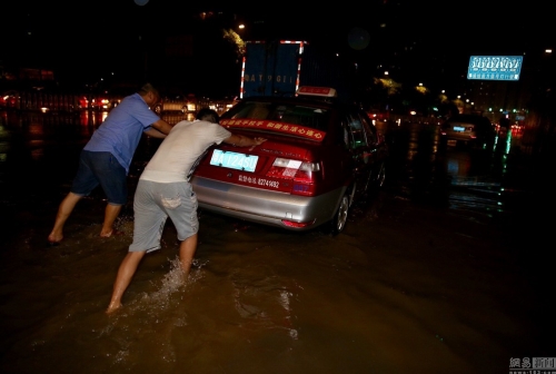 廣州多地出現(xiàn)水浸堵車