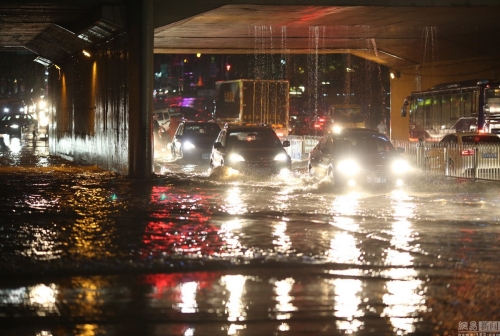 廣州多地出現(xiàn)水浸堵車