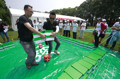 武漢市民開打巨型麻將