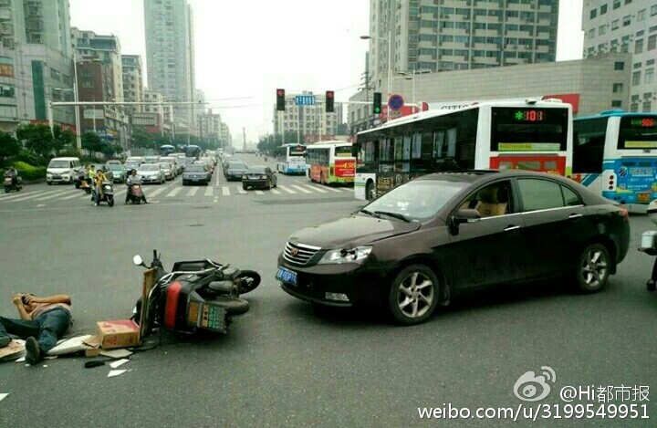 長沙男子車禍現(xiàn)場躺地上玩手機