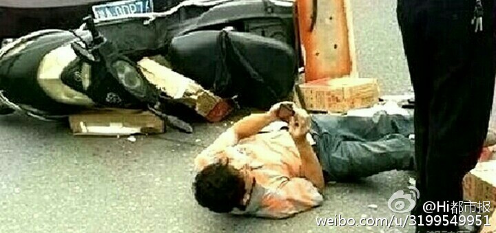 長沙男子車禍現(xiàn)場躺地上玩手機