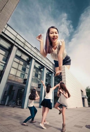 大學畢業(yè)爭拍創(chuàng)意照 北大女生化身巨人