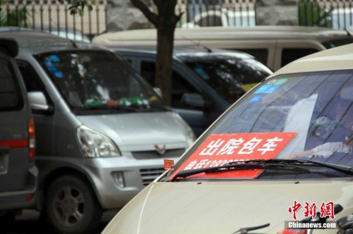 鄭州一醫(yī)院大門被“出院包車”包圍