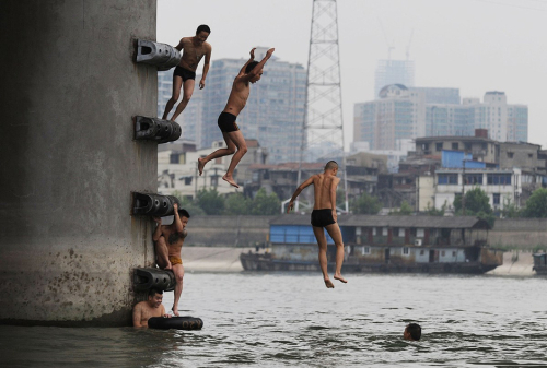 武漢熱浪滾滾 市民橋墩跳水