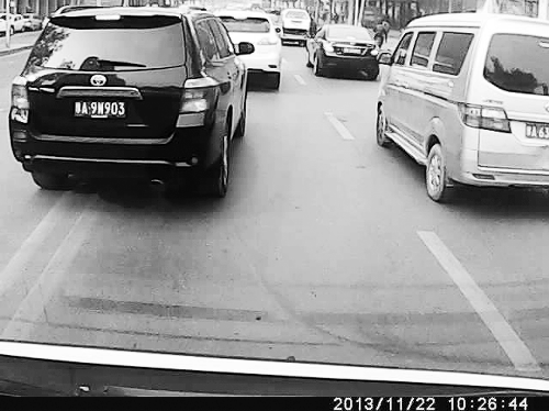 這輛黑色車輛不避讓執(zhí)行緊急任務的救護車，并壓著雙黃線變更車道。唐韜/圖