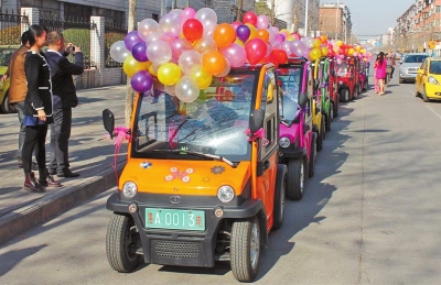 迎親車隊全部由低速四輪電動車組成