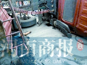 事故現(xiàn)場(chǎng),拉煤貨車側(cè)翻