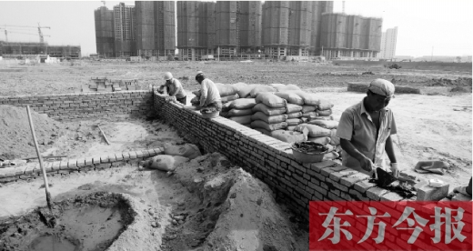 7月8日，鄭州市銀鶯路南端，一處新建的小學(xué)和中學(xué)剛剛開始動工