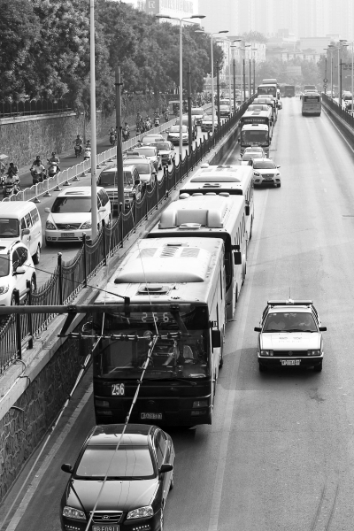 大量的機(jī)動車由京廣路向北前行，右拐后涌上中原路地下道。