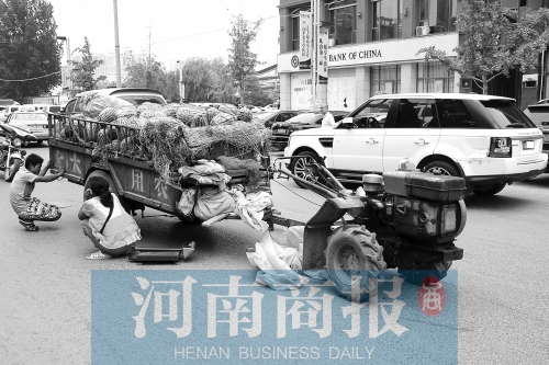 兩車相蹭后，小陳與妻子慌了神