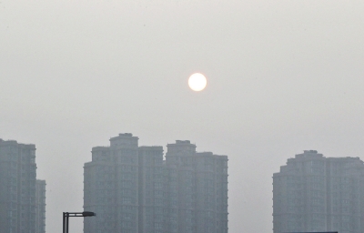 昨天，鄭州市區(qū)，霧霾遮擋的太陽像個月亮。