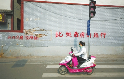 洛陽(yáng)一4層危樓直立丁字路口 行人路過(guò)心膽顫