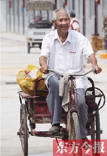 83歲的胡新有老人每天下午都騎著三輪車出門撿廢品，換的錢都捐了出去