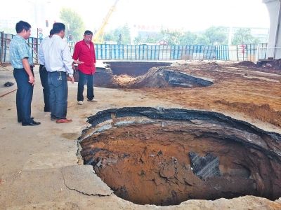 9月20日，中原路西三環(huán)交叉口坍塌現(xiàn)場