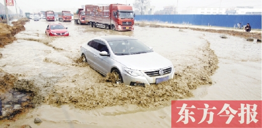 昨日的水坑現(xiàn)場，“坑車”的情況仍在繼續(xù)上演