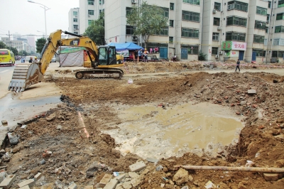 漢江路與行云路口，施工挖斷天然氣管道。