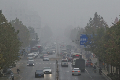 被霧、霾同時(shí)籠罩的市區(qū)道路