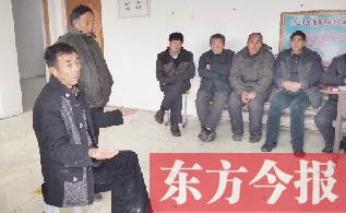 自己住著小平房 卻花百萬(wàn)修公路