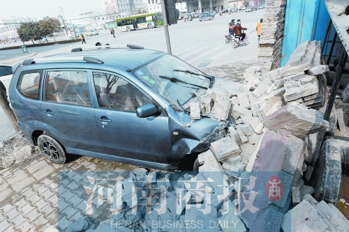 一名男子駕車(chē)撞倒了路邊的圍墻