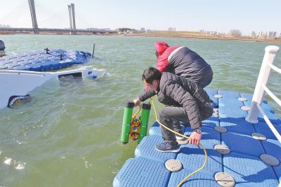 鄭州龍湖1號巡邏艇被凍爛沉船龍湖 兩時撈出沉船