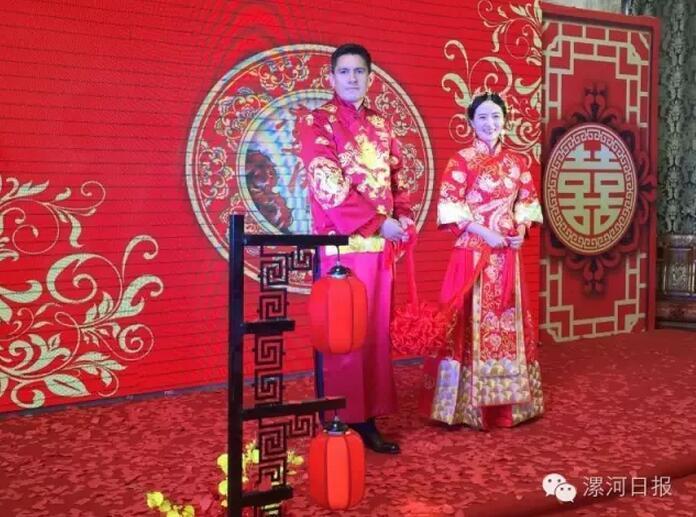 漯河姑娘與英國小伙辦中式婚禮 跨火盆跨馬鞍