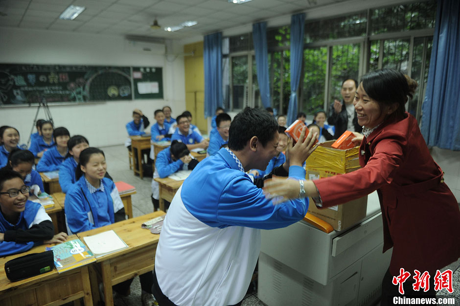 男子為兒子學(xué)校捐贈(zèng)普通手機(jī) 呼吁學(xué)習(xí)期暫棄智能機(jī)