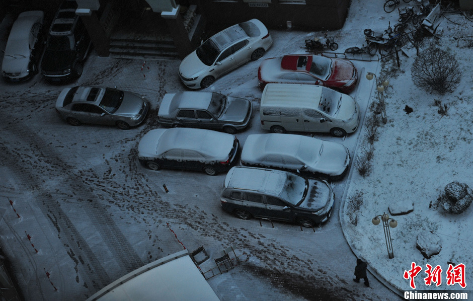 11月18日，沈陽(yáng)街頭車輛被積雪覆蓋。