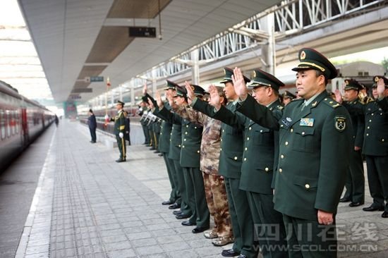 全國抗震救災(zāi)模范王凱率13集團(tuán)軍常委為退伍老兵送行。