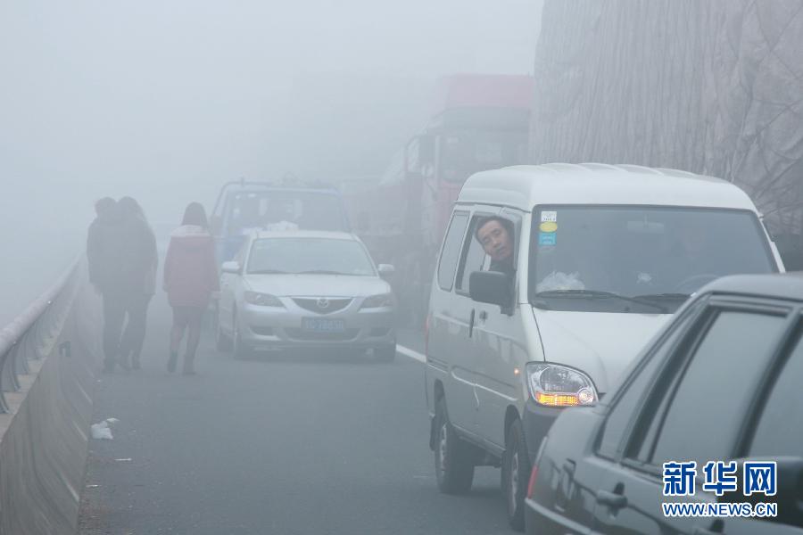 12月4日，滬陜高速揚(yáng)州段大量車(chē)輛滯留。