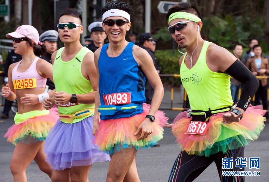 12月8日，三名男選手身著“蓬蓬裙”參加比賽。